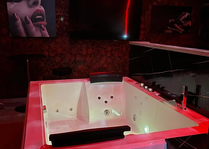 L'h Lion's Red Love hotel